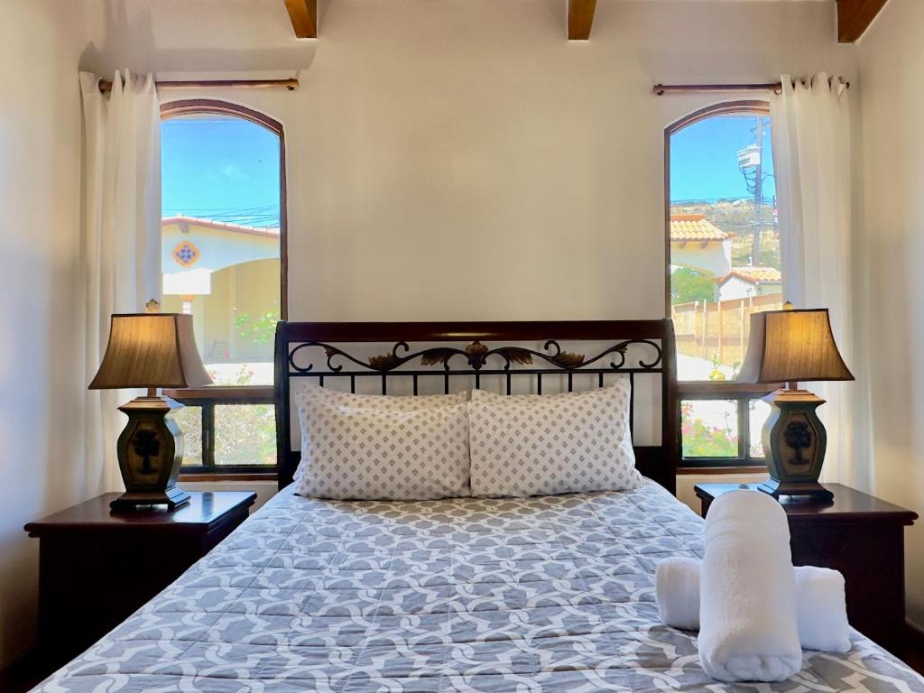 Postel nebo postele na pokoji v ubytování Puerto Nuevo Surf Casita Sonrisa 1 BR with pool