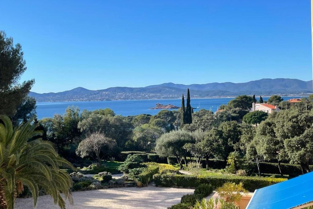 Cette villa offre une vue sur le lac. dans l'établissement Apartment 4p with terrace 100 m from the sea, à Saint-Raphaël