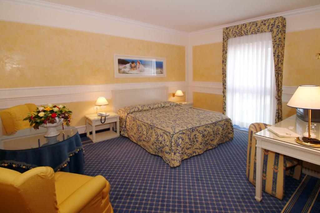 A bed or beds in a room at Hotel Continental Brescia