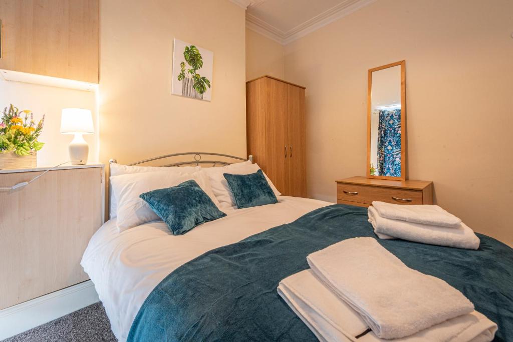 Giường trong phòng chung tại Spacious home in Newcastle Under Lyme with Parking