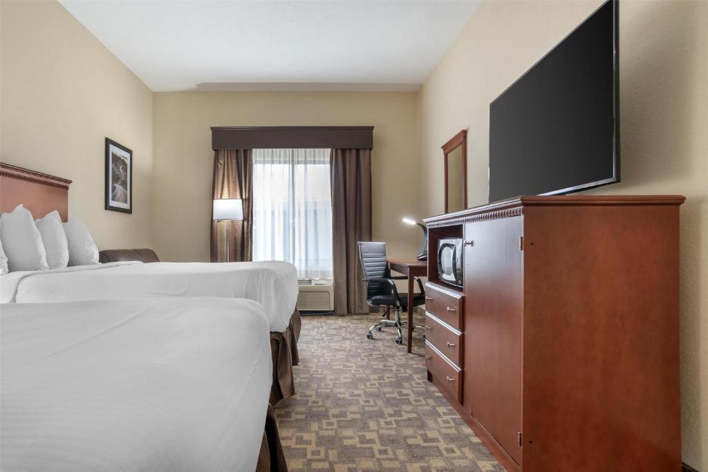 Best Western Opp Inn - Habitación Queen Con Dos Camas Queen Y Sofá Cama