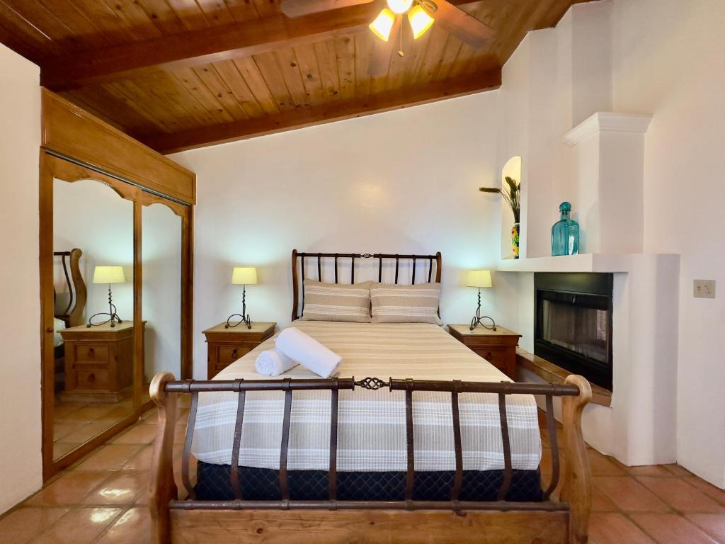 Postel nebo postele na pokoji v ubytování Puerto Nuevo Surf Casita Feliz 1 BR with pool