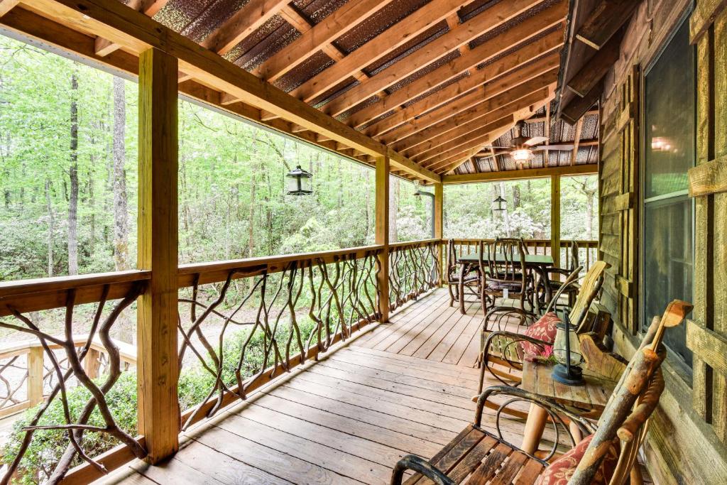 Μπαλκόνι ή βεράντα στο 5 Mi to Unicoi State Park and Lake Hot Tub Haven!