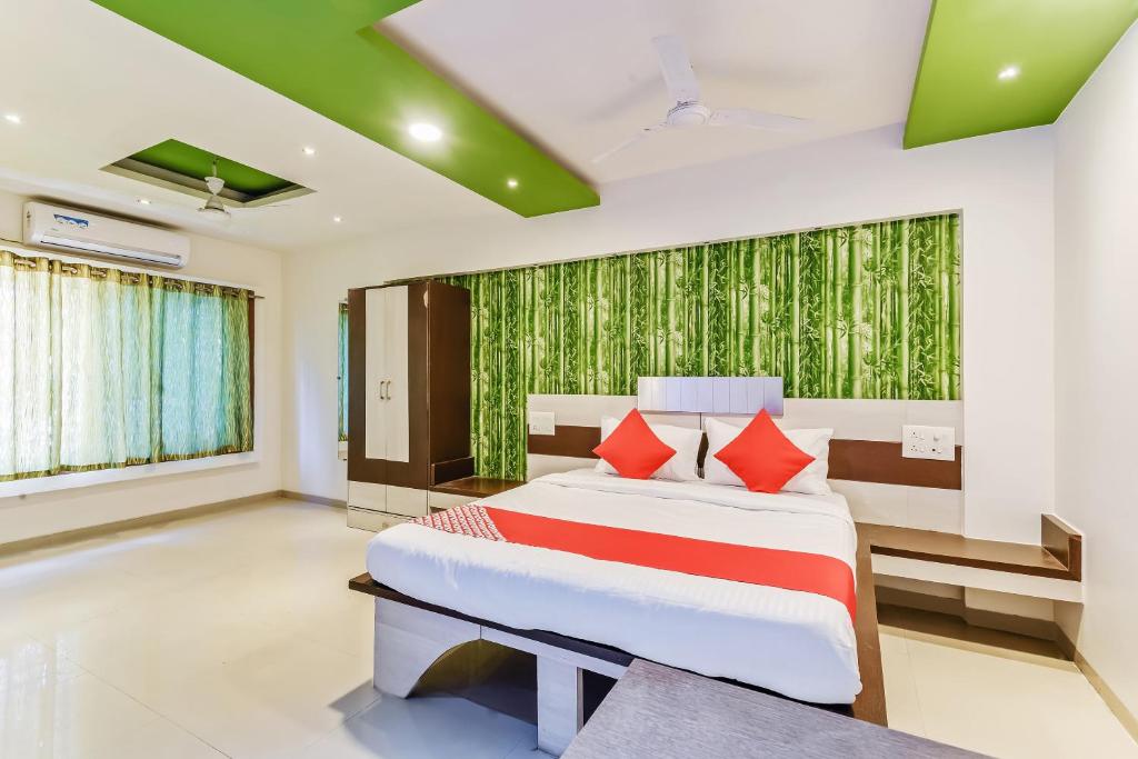 Postel nebo postele na pokoji v ubytování Hotel O Sachin Residency