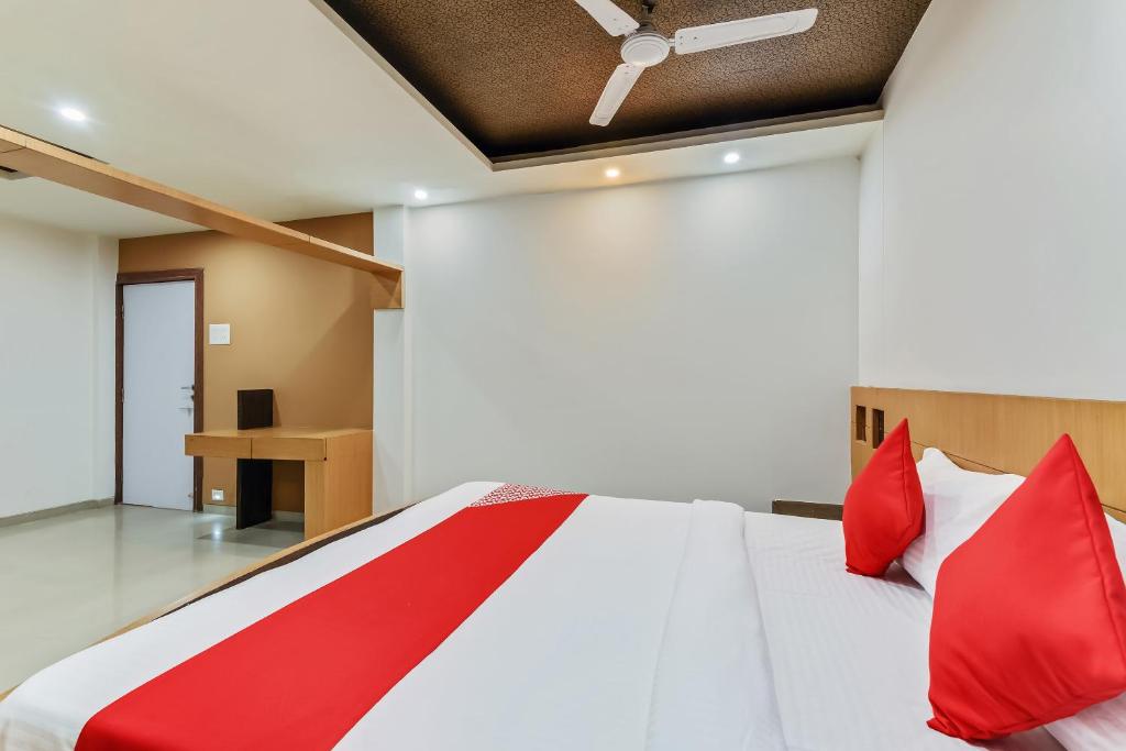 Postel nebo postele na pokoji v ubytování Hotel O Sachin Residency