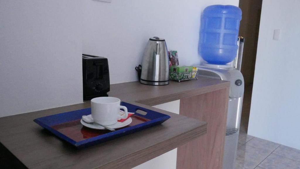 Příslušenství pro přípravu čaje a kávy v ubytování Park View Hostel & Suites