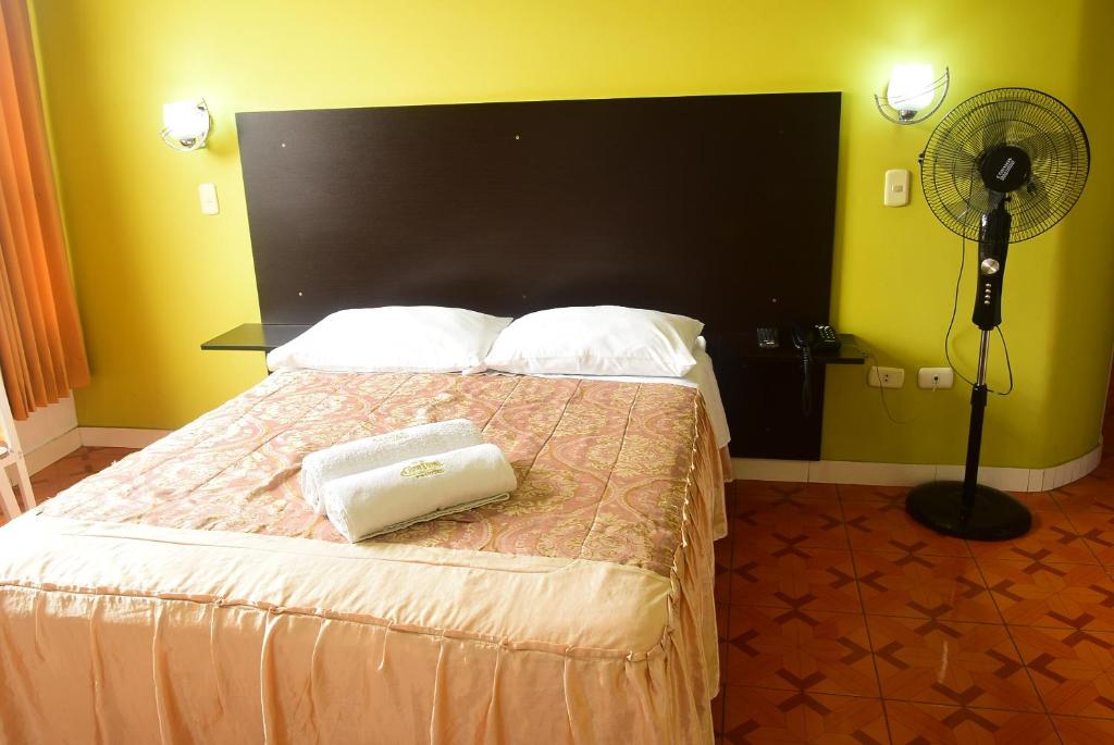 Postel nebo postele na pokoji v ubytování HOTEL CASA REAL tacna 2