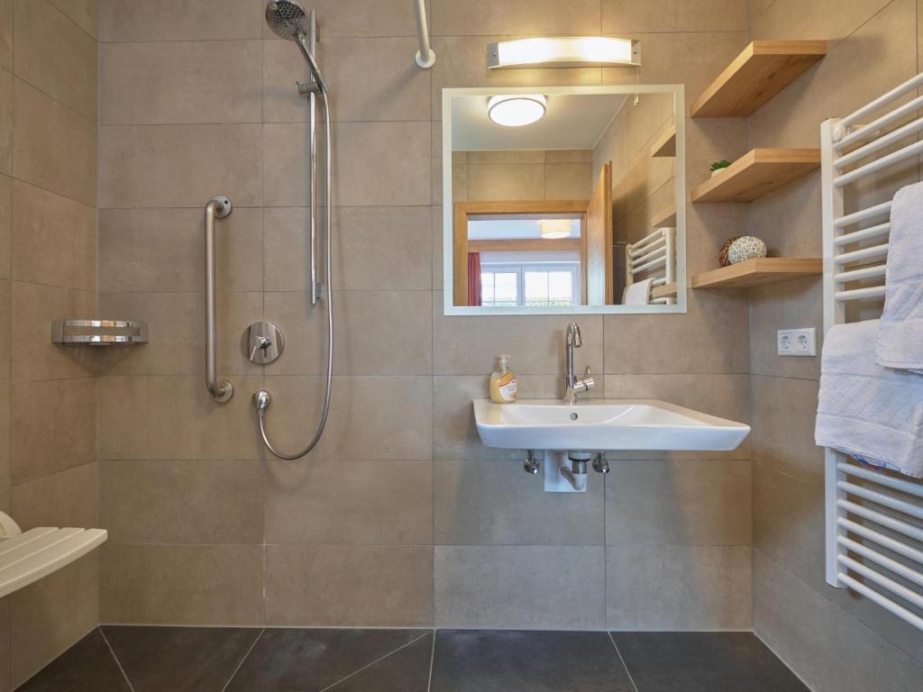 A bathroom at BergbiberHAUS XL