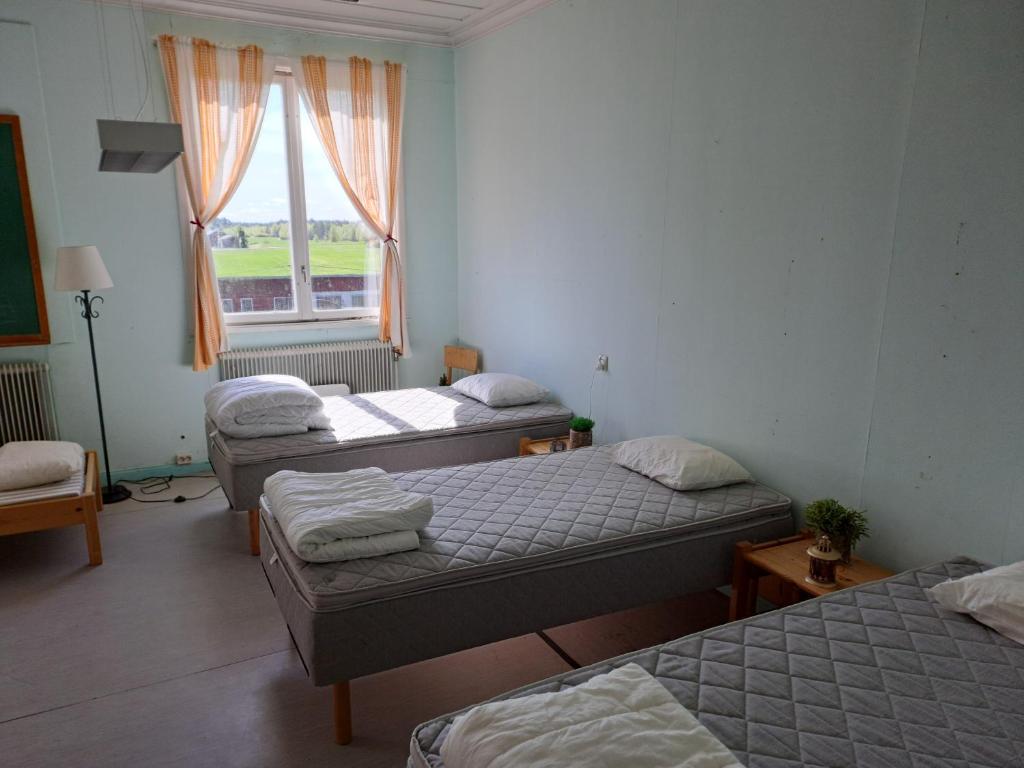 Postel nebo postele na pokoji v ubytování Skolan