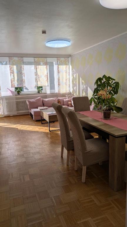 een kamer met een tafel, stoelen en een bank bij Wohlfühloase 80 qm max 6 Pers in Bielefeld