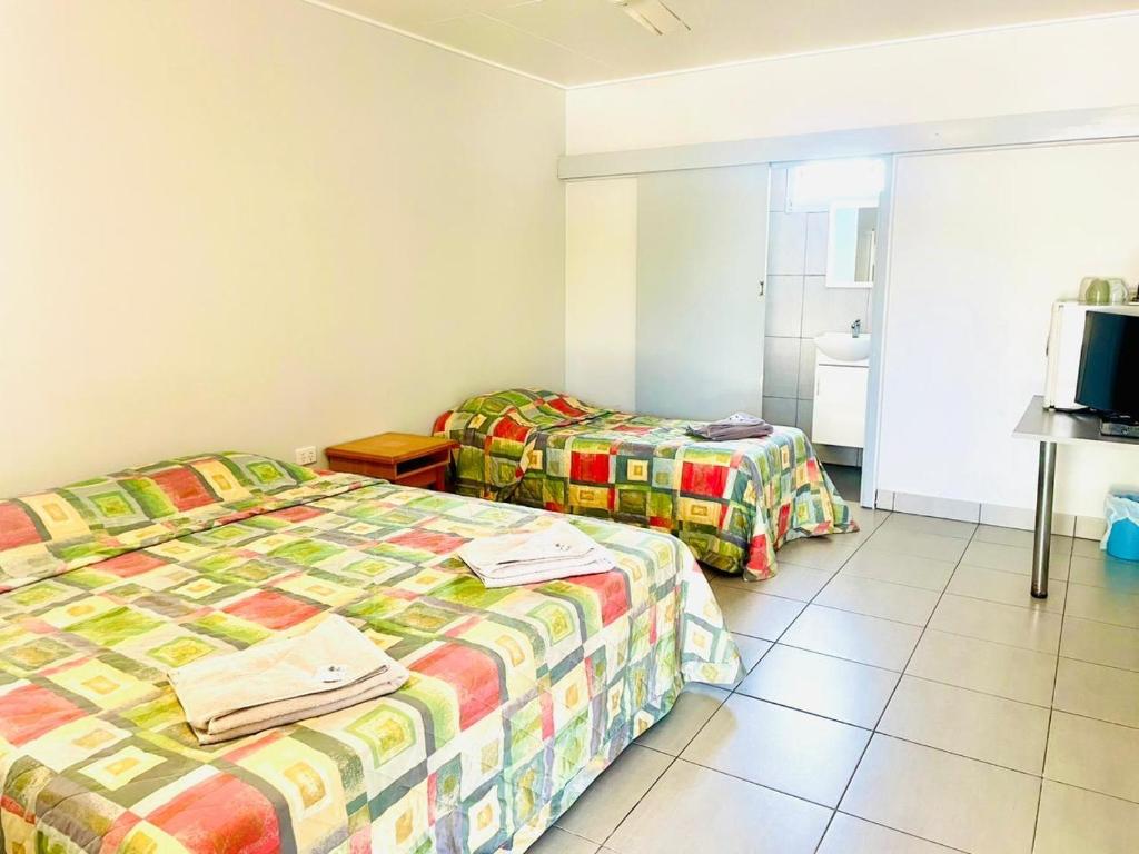 Ένα ή περισσότερα κρεβάτια σε δωμάτιο στο BP Mount Garnet Motel and Restaurant