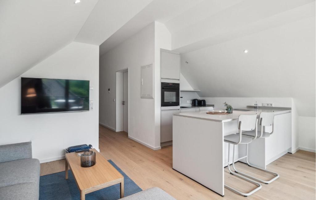 eine Küche und ein Wohnzimmer mit weißen Wänden in der Unterkunft 2 Bedroom Gorgeous Apartment In Tossens in Stick