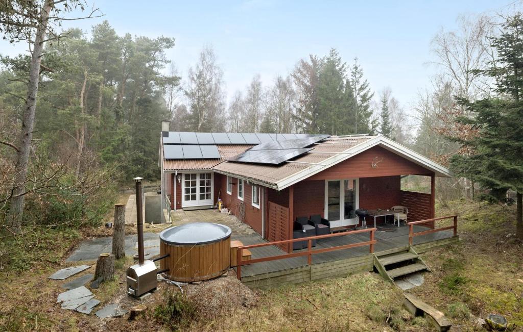 una piccola casa con pannelli solari sul tetto di 5 Bedroom Nice Home In Hadsund a Hadsund