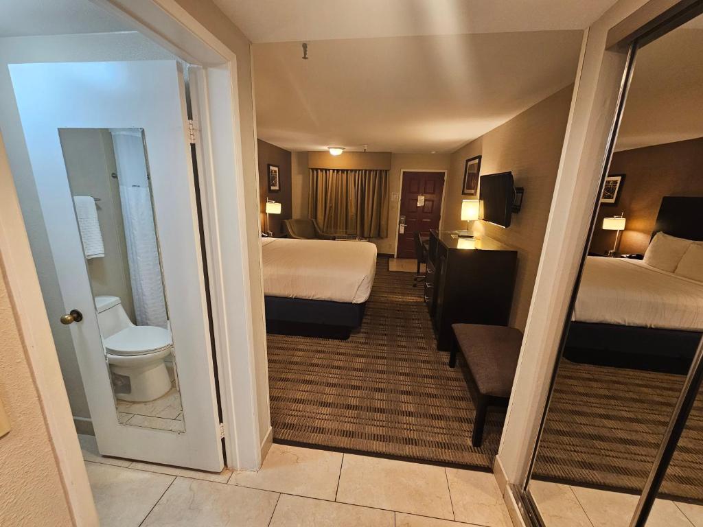 Best Western Pasadena Royale Inn & Suites photo