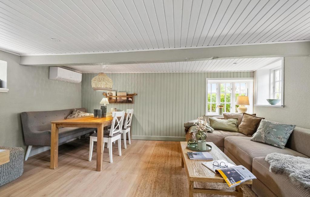 Area soggiorno di Charming Home In Samsø With 1 Bedroom