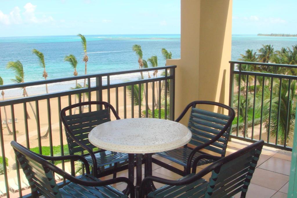 Imagen de la galería de Two-bedroom Oceanfront Penthouse at Rio Mar, en Río Grande