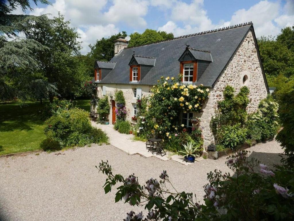 une grande maison avec des fleurs devant dans l'établissement 1-bedroom holiday apartment, à Négreville