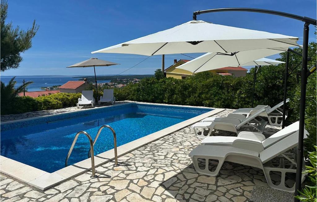 Πισίνα στο ή κοντά στο 3 Bedroom Pet Friendly Apartment In Rab