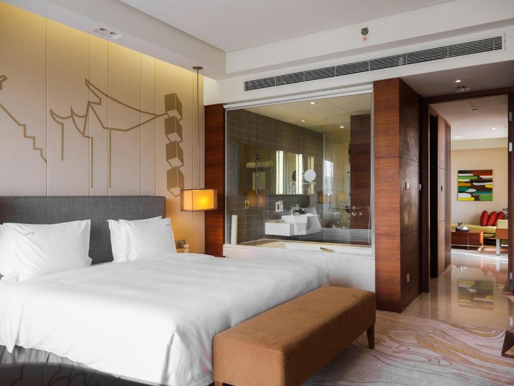Postel nebo postele na pokoji v ubytování Holiday Inn Shanghai Hongqiao by IHG - near by Hongqiao Airport & NECC