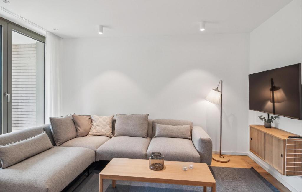 ein Wohnzimmer mit Sofa und Tisch in der Unterkunft 2 Bedroom Lovely Apartment In Tossens in Stick