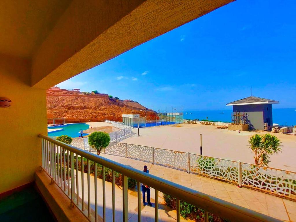 アインソフナにあるدوبلكسのビーチと海の景色を望むバルコニー