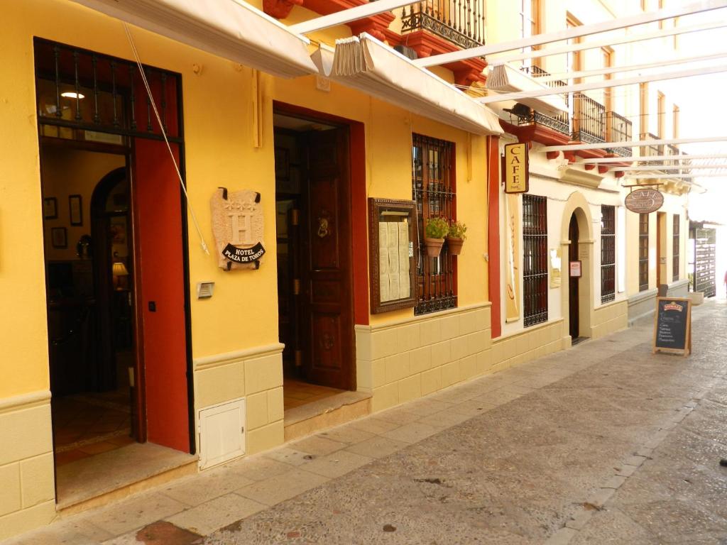 eine leere Straße in einem Gebäude mit gelben Wänden in der Unterkunft Plaza de Toros in Ronda
