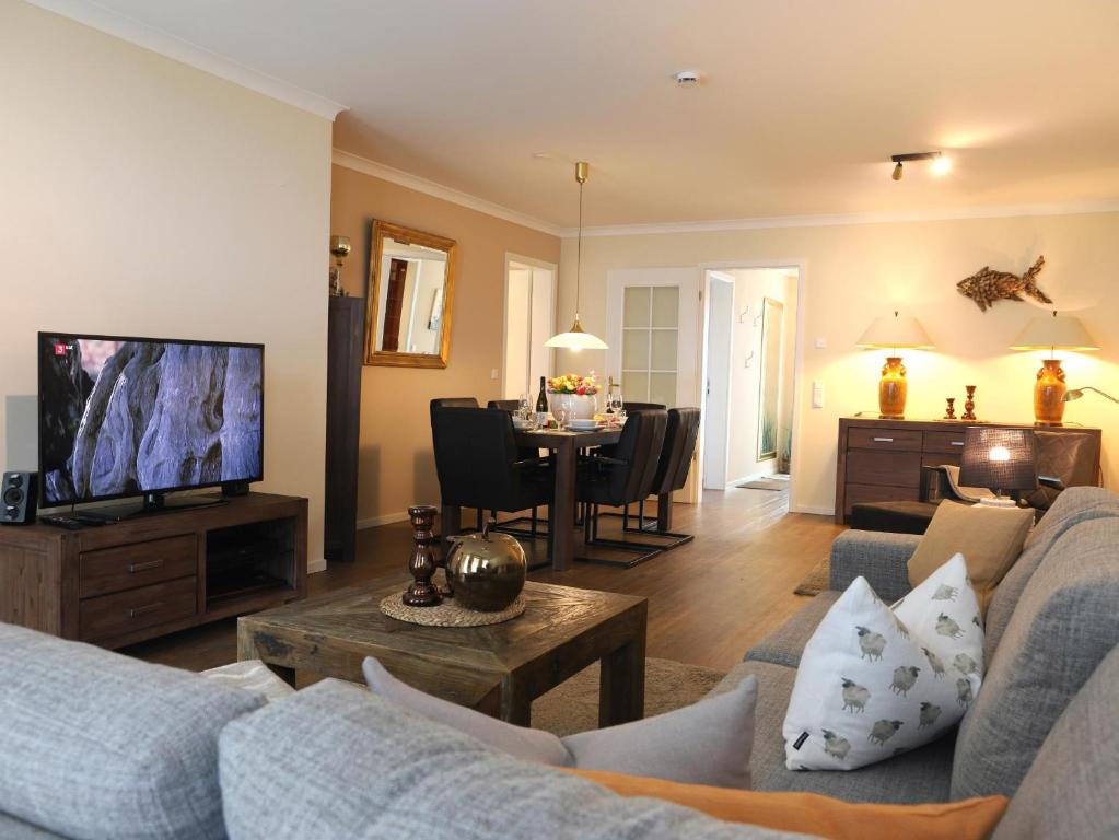 ein Wohnzimmer mit Couch und ein Esszimmer in der Unterkunft Bomhoffstr. 15, Whg. 4 in Westerland