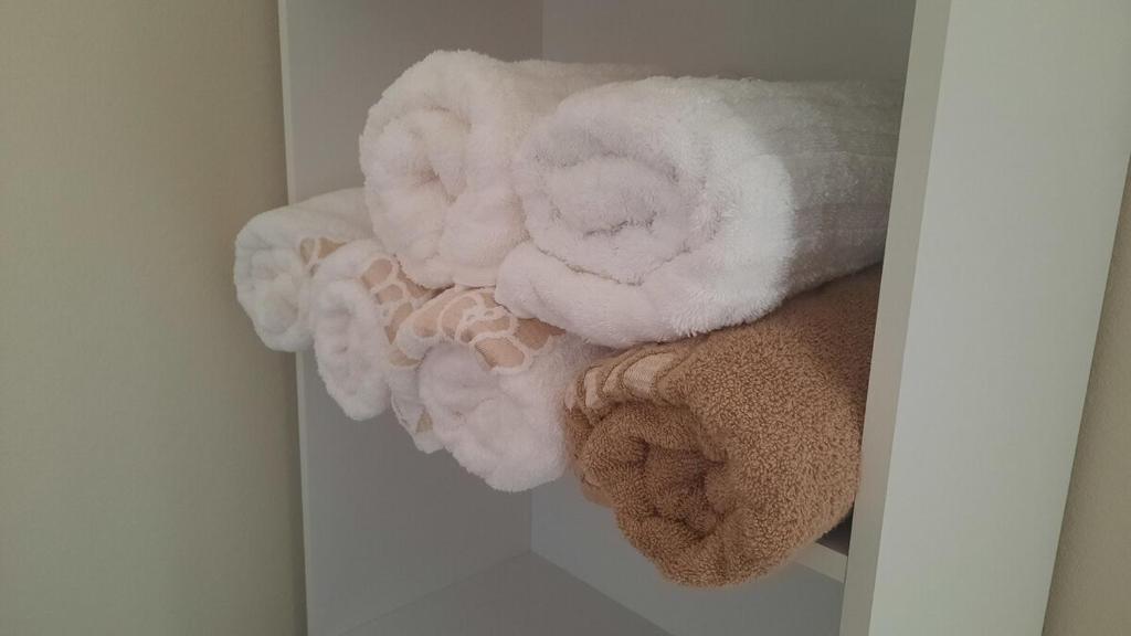 Ein paar Handtücher hängen im Schrank in der Unterkunft Apartamento de dois quartos centro de Pomerode in Pomerode