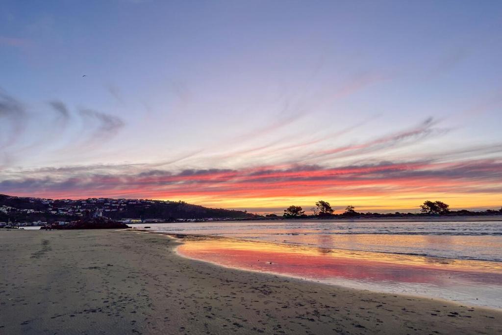 Sunrise Serenity with Hot Tub - Resim 15