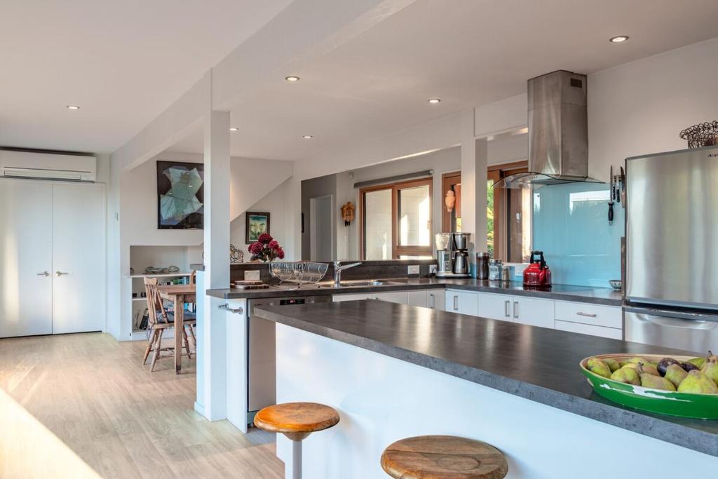 Sunrise Serenity with Hot Tub - Resim 18