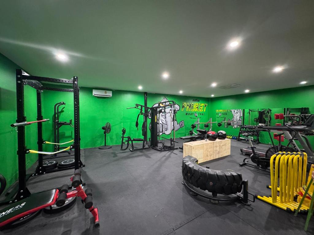 Fitness centrum a/nebo fitness zařízení v ubytování Phuket Muay Thai Hotel Rawai Beach