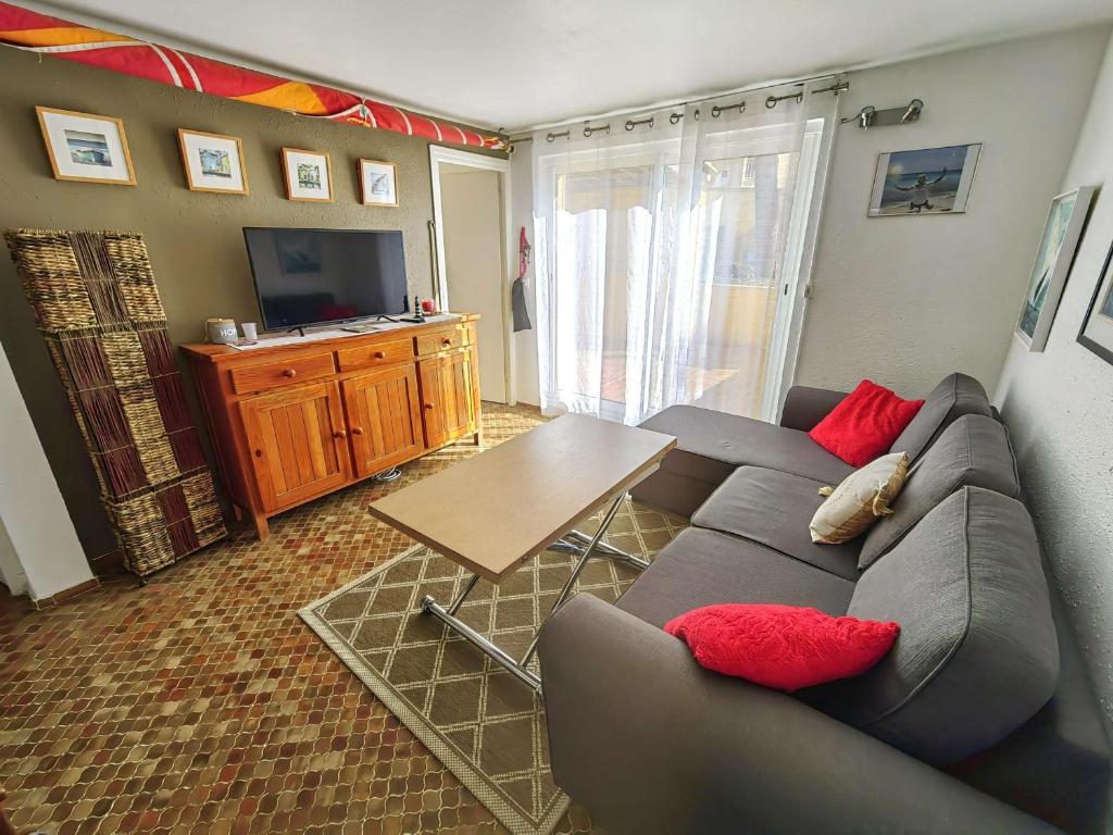 un salon avec un canapé et une table dans l'établissement Villa mitoyenne T3 rénovée pour 6 pers, proche plage, Cap d'Agde - FR-1-607-224, au Cap d'Agde