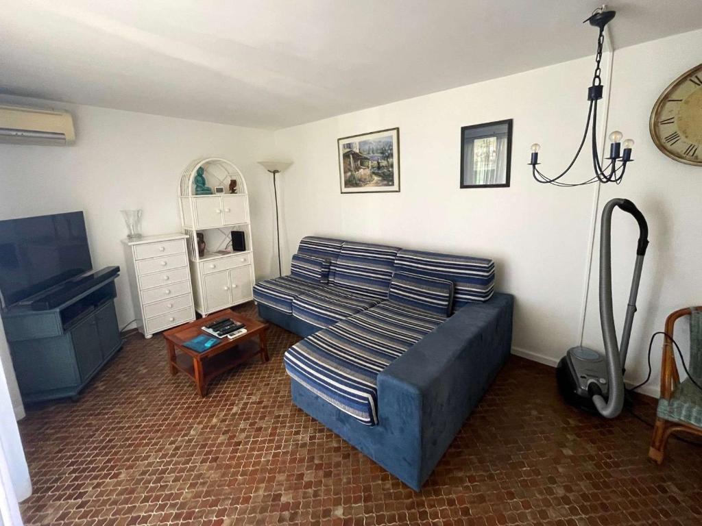 un salon avec un canapé et une télévision dans l'établissement Charmant T2 proche plage, 4 pers., WIFI, parking - FR-1-607-223, au Cap d'Agde