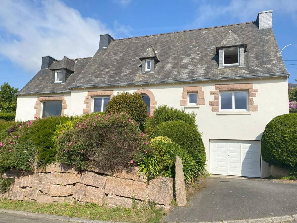 une maison blanche avec un toit gris dans l'établissement Grande maison familiale 11 pers. WIFI, proche port Perros-Guirec - FR-1-368-463, à Perros-Guirec