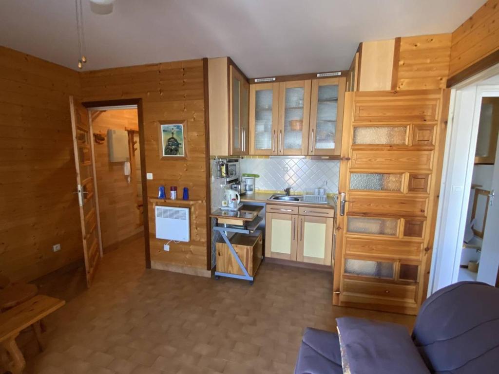 une cuisine avec des armoires en bois et un comptoir dans l'établissement Appartement 2 pièces face mer avec parking - Canet-Sud - FR-1-750-120, à Canet