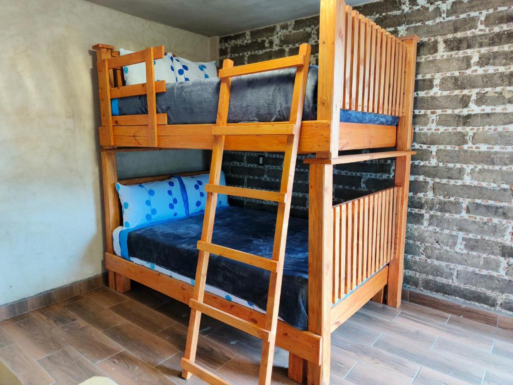 Palanda nebo palandy na pokoji v ubytování cabañas Ticomulco