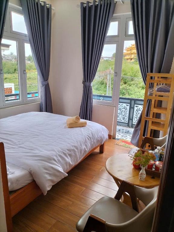 Postel nebo postele na pokoji v ubytování KHÁNH AN HOTEL