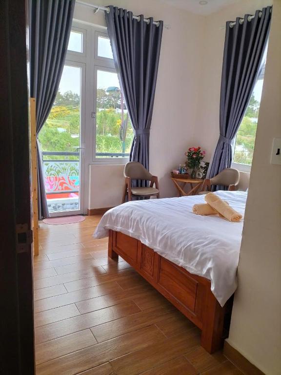Postel nebo postele na pokoji v ubytování KHÁNH AN HOTEL