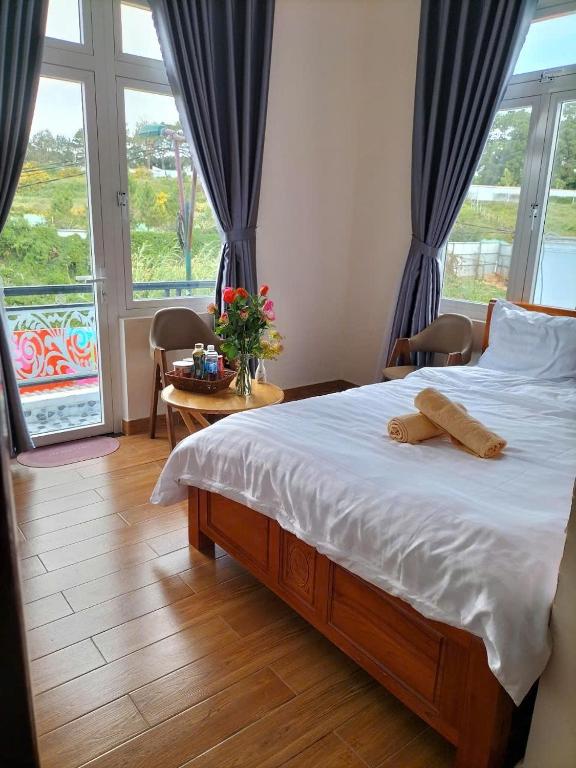 Postel nebo postele na pokoji v ubytování KHÁNH AN HOTEL