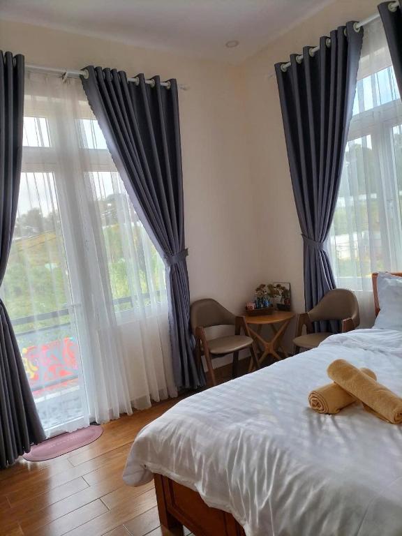 Postel nebo postele na pokoji v ubytování KHÁNH AN HOTEL