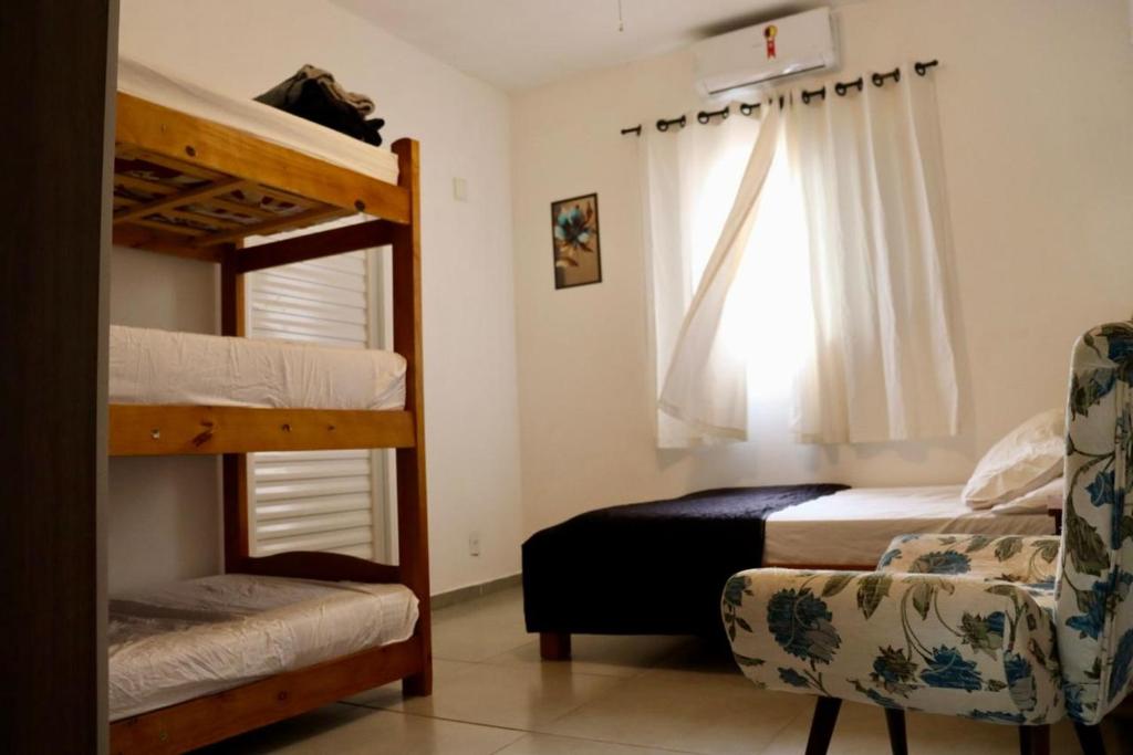 a bedroom with two bunk beds and a window at Mini Casa Família in Brotas