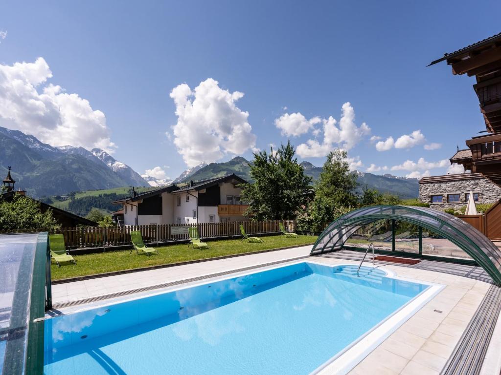 ein Schwimmbad mit Blick auf die Berge in der Unterkunft Alpine Apartment near Kaprun, cleaning included in Dürnberg