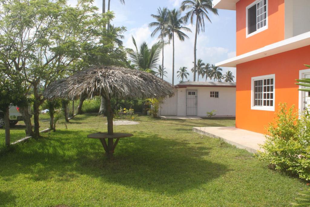 a umbrella in the yard of a house at Casa Esmeralda in Tecolutla
