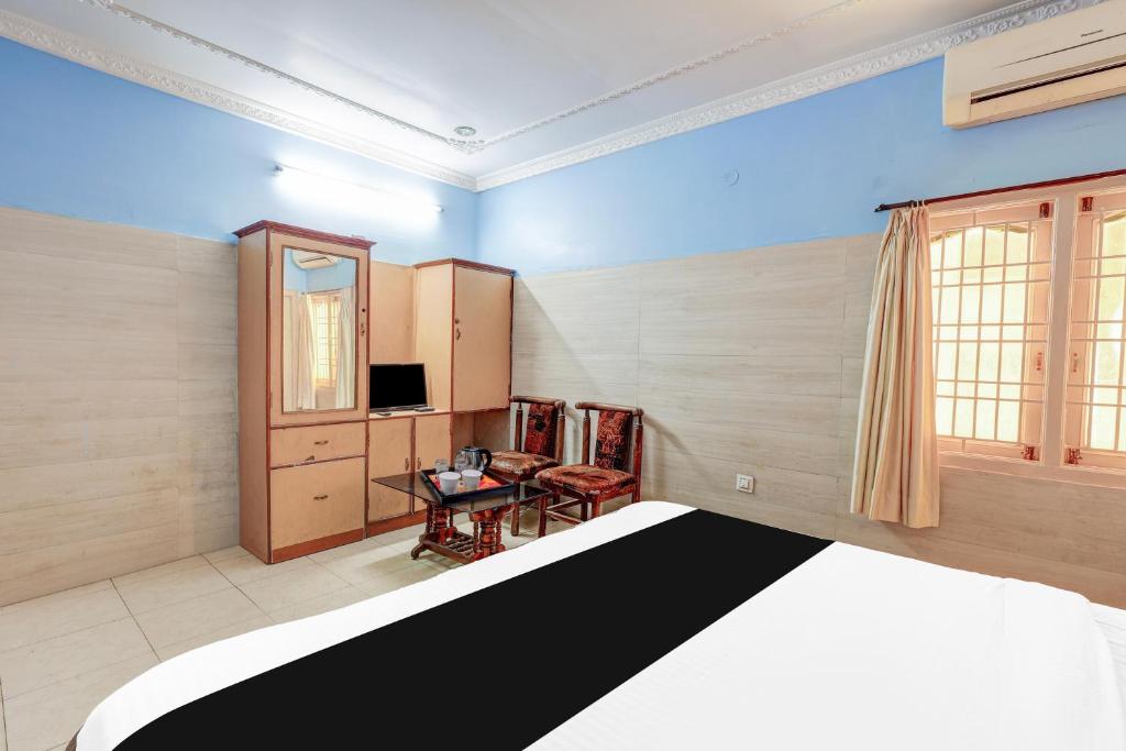 Postel nebo postele na pokoji v ubytování Super Hotel O Rayagada Downtown