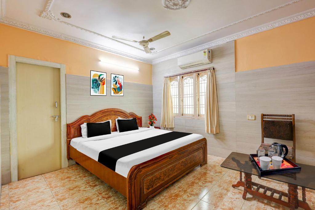 Postel nebo postele na pokoji v ubytování Super Hotel O Rayagada Downtown