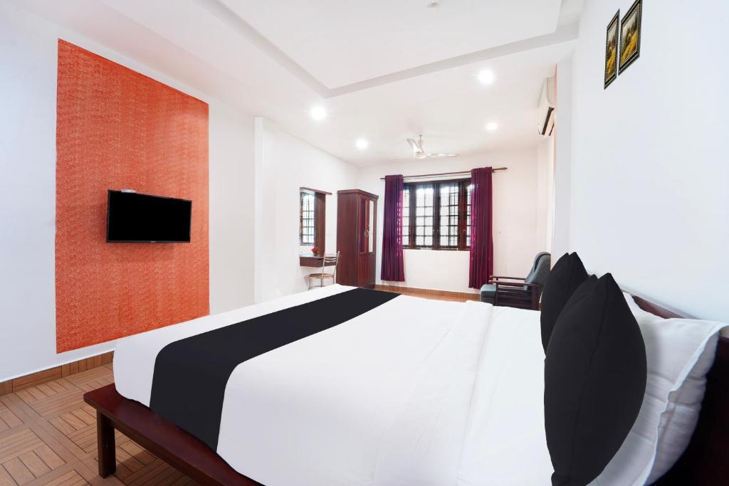 Postel nebo postele na pokoji v ubytování Super Townhouse City Center Ernakulam