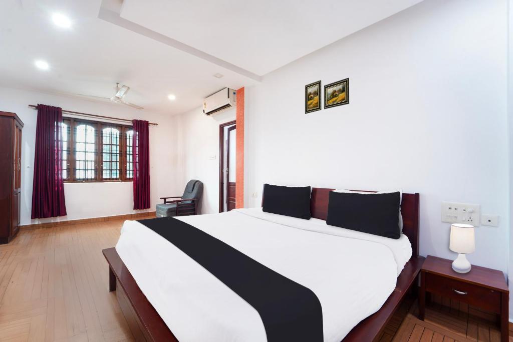 Postel nebo postele na pokoji v ubytování Super Townhouse City Center Ernakulam