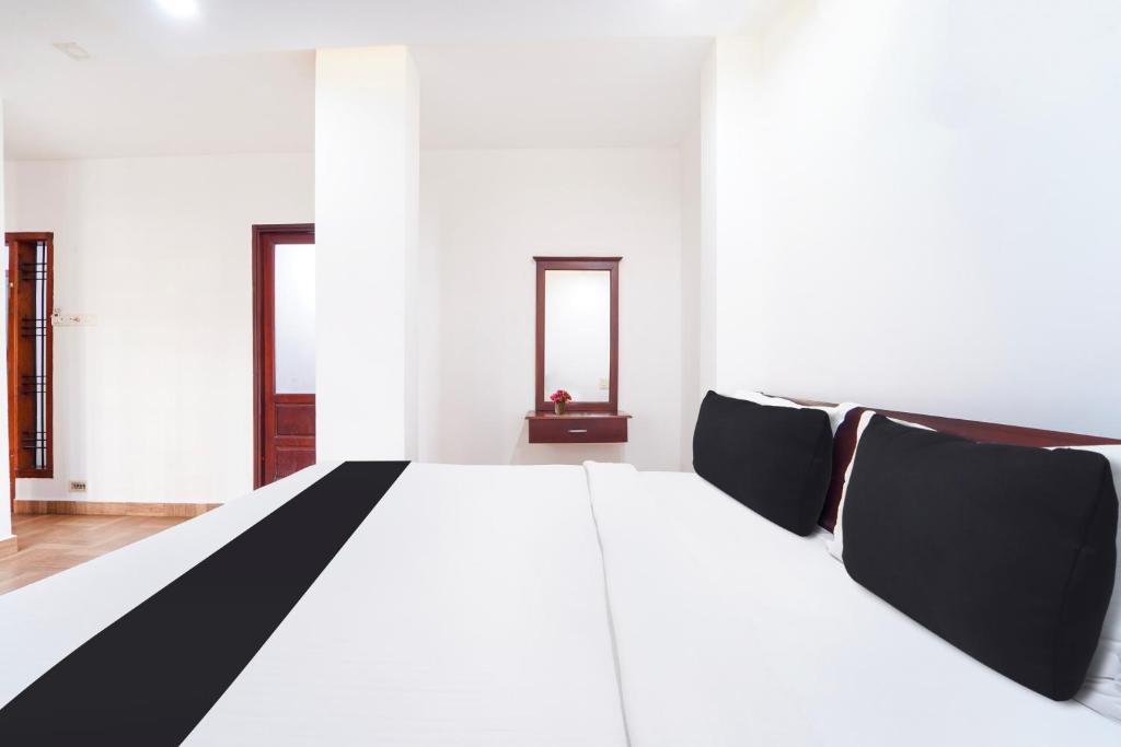 Postel nebo postele na pokoji v ubytování Super Townhouse City Center Ernakulam