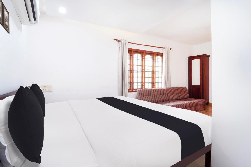Postel nebo postele na pokoji v ubytování Super Townhouse City Center Ernakulam