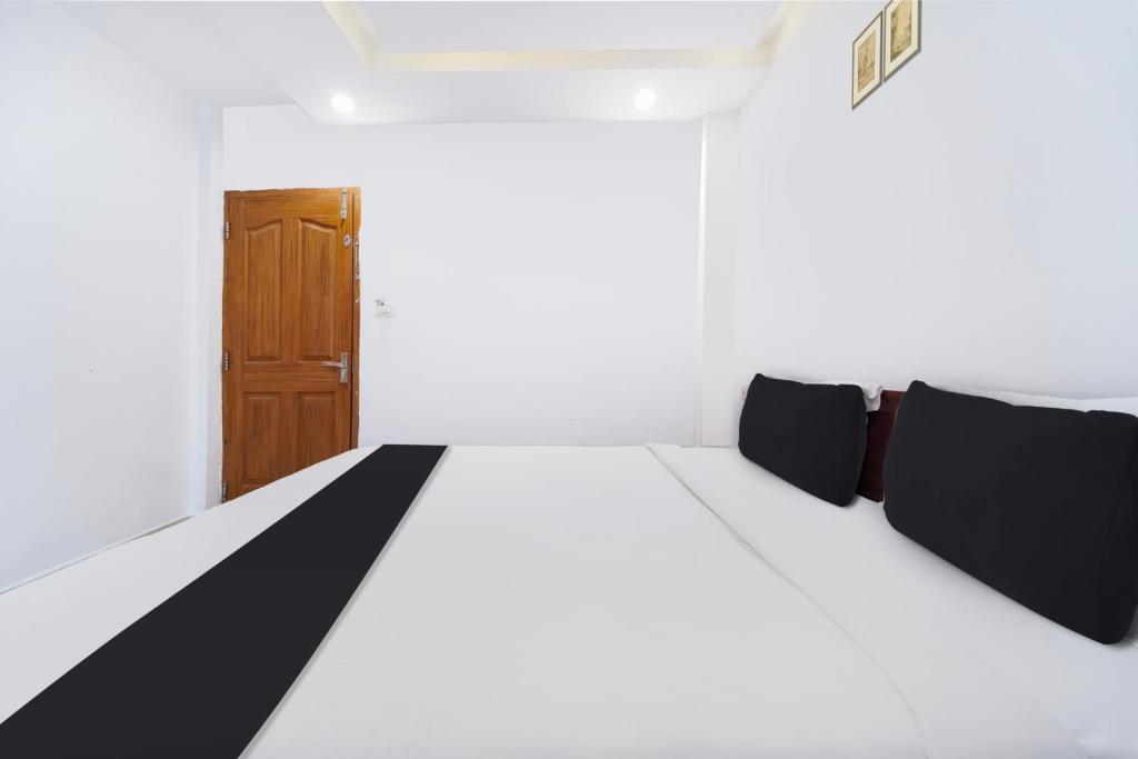 Postel nebo postele na pokoji v ubytování Super Townhouse City Center Ernakulam